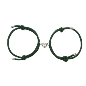 Groene gevlochten koppel armbanden met magnetische hart bedel, bijpassende touwsieraden.