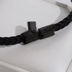 Bracciale in ecopelle PU intrecciata nera con chiusura in acciaio inossidabile moda gioielli.