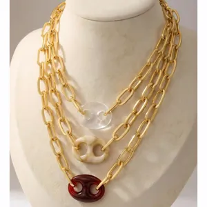 Collar multicapa dorado moderno con colgante de resina para mujer estilo elegante