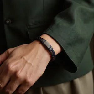 Bracciale unisex intrecciato in pelle PU e acciaio inossidabile, elegante accessorio quotidiano.