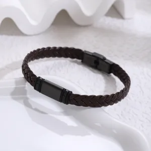 Dettaglio del bracciale in ecopelle PU intrecciata marrone scuro con piastra in acciaio nero.