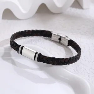 Primo piano dettagliato di un elegante bracciale in ecopelle intrecciata e acciaio.