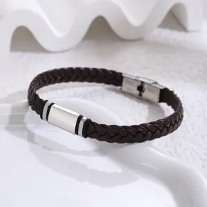 Primo piano del bracciale in ecopelle PU marrone intrecciato con eleganti dettagli in acciaio.
