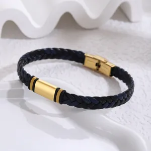 Primo piano dettagliato di un bracciale intrecciato in pelle PU nera e blu con chiusura in acciaio.