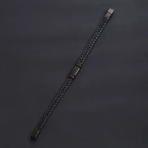 Primo piano dettagliato del bracciale in ecopelle intrecciata nera con inserto in acciaio.