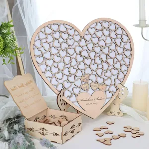 Vista detallada del libro de firmas de madera en forma de corazon con caja y pequenos corazones.