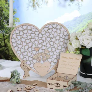 Libro de firmas de boda de madera en forma de corazón con caja y pequeños corazones grabados.