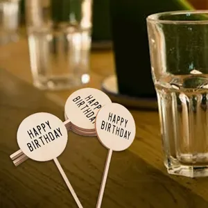 Detail de topper de gateau joyeux anniversaire en bois, decoration de fete rustique.