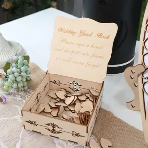Primer plano detallado de la caja de libro de firmas para bodas de madera con corazones.