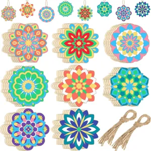 Découpes de mandalas en bois brut avec des motifs colorés et de la ficelle pour déco DIY.