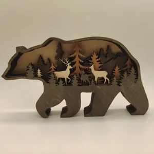 Figurine decorative en bois en forme d'ours avec foret et cerf pour decoration interieure.