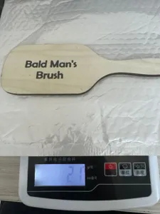 Holz kahlkopf Witz Kamm Requisite Detailansicht zeigt das Produktmaterial und geringes Gewicht.