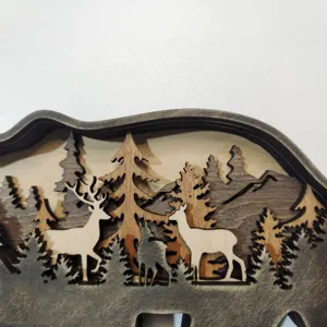 Ornement d'ours en bois multicouche avec forêt et cerf pour décoration intérieure et cadeaux.