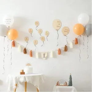 Placche di palloncino per traguardo mensile in legno per neonati e ghirlanda di nappe per festa.