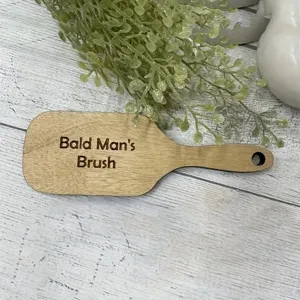 Detailansicht der witzigen Holzhaarbürste für Glatzkopf-Geschenke, humorvolles Holzhandwerk.