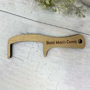 Nahaufnahme eines lustigen Holz-Kamms, Neuheit Witz Geschenk für kahle Männer Handwerk.
