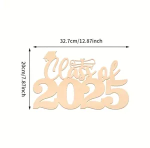 Targa sospesa in legno per festa di laurea Class of 2025 con decorazione tocco accademico.