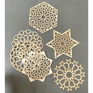 Set di Sottobicchieri in legno intagliato cavo, motivi geometrici, decoro tavola.