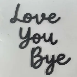 Detalle de letras de madera negra Love You Bye, ideal para decoración de pared y fiestas.