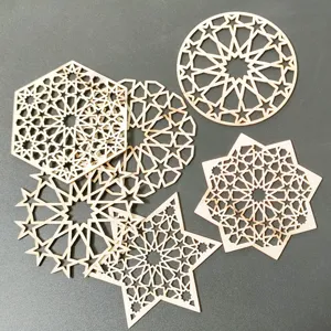 Dettaglio sottobicchiere in legno intagliato traforato, set tappetini geometrici.