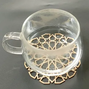 Sottobicchiere in legno geometrico con tazza da tè in vetro trasparente vista dettaglio