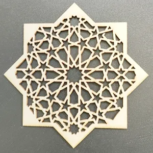 Dettaglio di Sottobicchiere intagliato a stella geometrica in legno per la tavola.