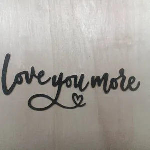 Letrero de madera Love You More en letra cursiva, ideal para decoración de San Valentín.
