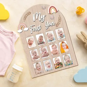 Détail de panneau photo jalon bébé en bois montrant le design My First Year avec mois.