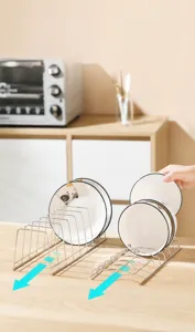 Détail d'égouttoir à vaisselle en acier inoxydable, organisateur de cuisine pour bols.