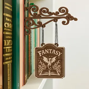 Hölzernes Fantasy Bücherregal Schild Detail, geschnitzter Drache Buchnische Deko für Zuhause.