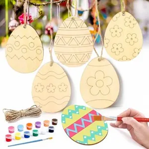 Vue detaillee du kit de peinture d'œufs de Pâques en bois avec pinceaux et peintures.
