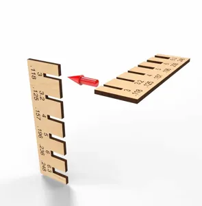 Nahaufnahme der Holzdickenlehre mit präzisen Zoll- und metrischen Schlitzmessungen.