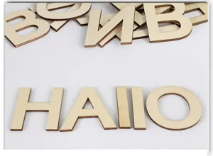 Gedetailleerd shot van DIY houten hoofdletter alfabet letters ambacht voor decoratie.
