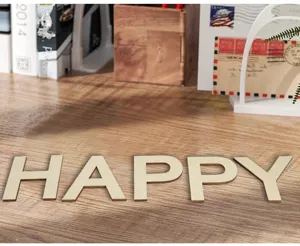 Detail van houten letters op bureau, perfect accessoire voor DIY ambacht en als fotorekwisiet.