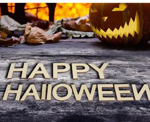 Gedetailleerd overzicht van houten letters op rustieke achtergrond voor herfstdecor.