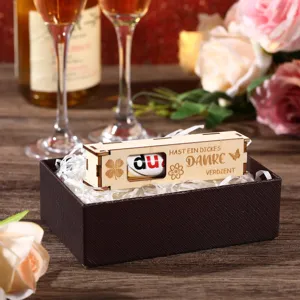 Caja de regalo de madera con texto grabado y chocolate, ideal para cumpleaños y agradecimiento.