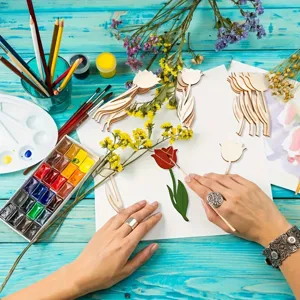 Pièces de tulipes en bois brut à peindre pour bricolage d'enfants et décoration artisanale.