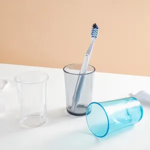Ensemble de tasses de bain en plastique style japonais, gobelet minimaliste pour usage quotidien.