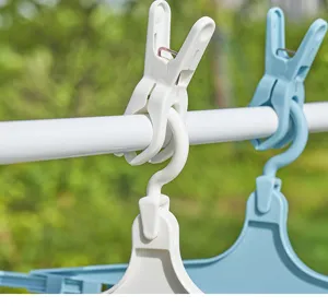 Gros plan de pinces à linge en plastique durables avec crochet coupe-vent pour le séchage.
