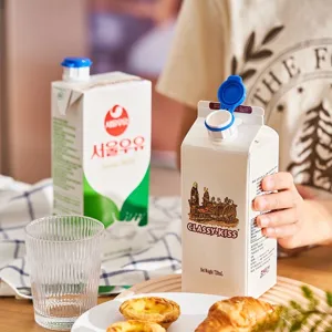 Plastic milk carton sealing clip with pouring spout for fresh beverage storage and home baking use.