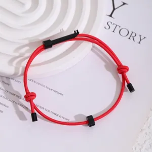 Minimalistisches rotes Seilarmband mit schwarzem Zahnanhänger verstellbarer Schmuck.