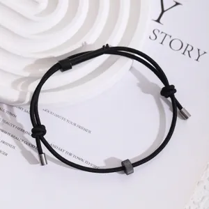 Minimalistisches schwarzes Seilarmband mit Metallzahnrad-Anhänger, verstellbares Design.