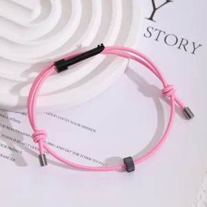 Detailansicht des minimalistischen rosa Survival-Paracord-Armbands mit Fluchtwerkzeug.