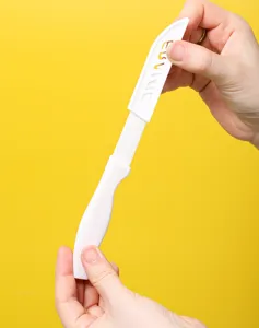 Coltello da frutta in ceramica pieghevole portatile con custodia bianca per uso quotidiano.