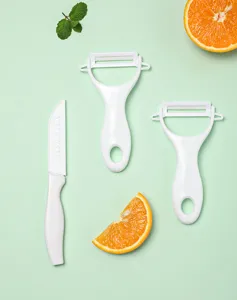 Set pelapatate e coltello da frutta da cucina in ceramica bianca in stile giapponese.