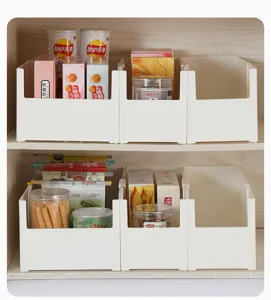 Vue détaillée de la boîte de rangement en plastique blanc pour armoire de cuisine et en-cas.