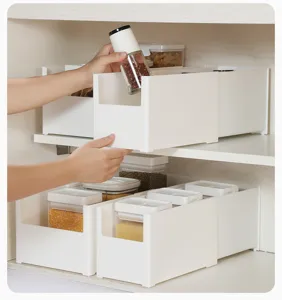 Vue de détail de la boîte de rangement de cuisine extensible en cours d'utilisation pratique.