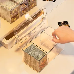 Boîte de rangement transparente en acrylique pour cartes avec couvercle et séparateurs.