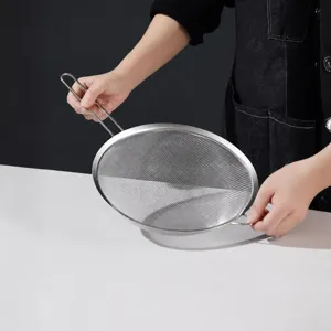 Colador de malla fina de acero inoxidable para cocina filtro resistente y práctico.