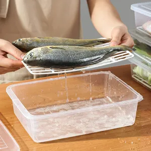 Caja de almacenamiento transparente de plástico para nevera con escurridor para alimentos.